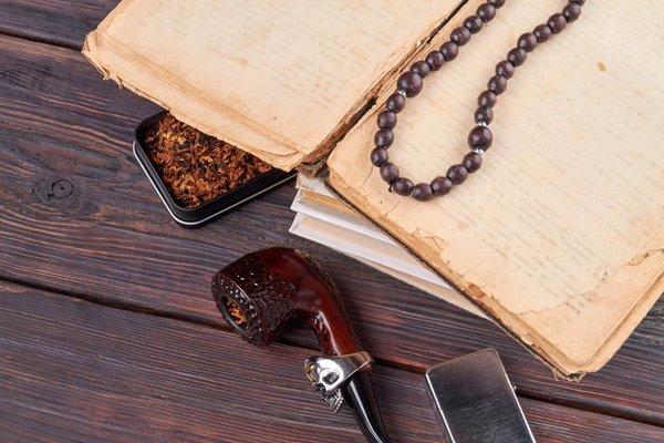 Quels types de pochettes privilégier pour compléter une tenue d'invitée à un mariage?