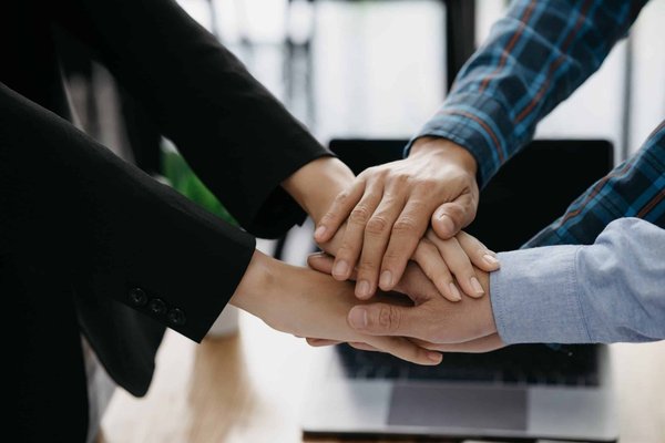 Comment choisir et coordonner des gants de soirée avec une robe longue et élégante?